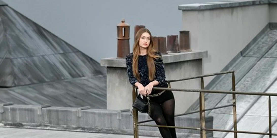 Η Gigi Hadid απομάκρυνε μία γυναίκα που εισέβαλε ξαφνικά στο show της Chanel