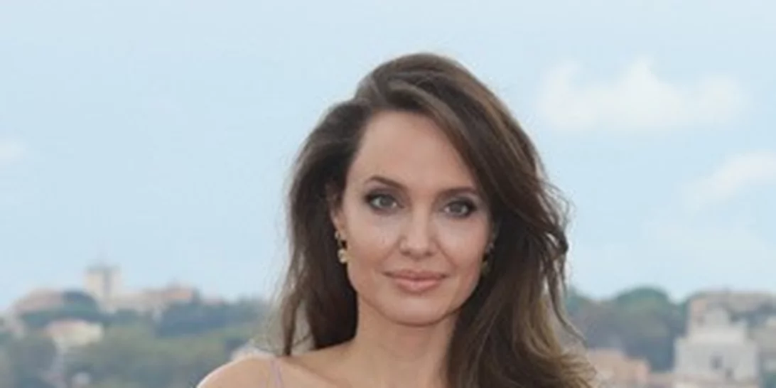 Angelina Jolie | Δες πως φόρεσε το πιο hot χρώμα της σεζόν