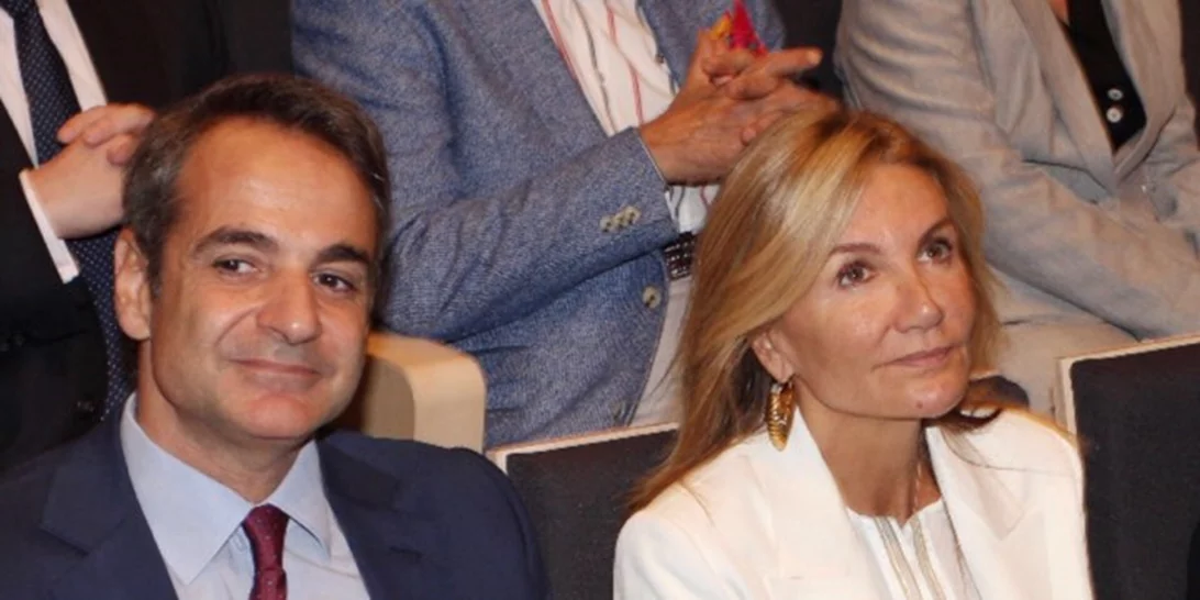 Μαρέβα Μητσοτάκη | Κομψή εμφάνιση στο πλευρό του πρωθυπουργού στα εγκαίνια του Μουσείου Γουλανδρή