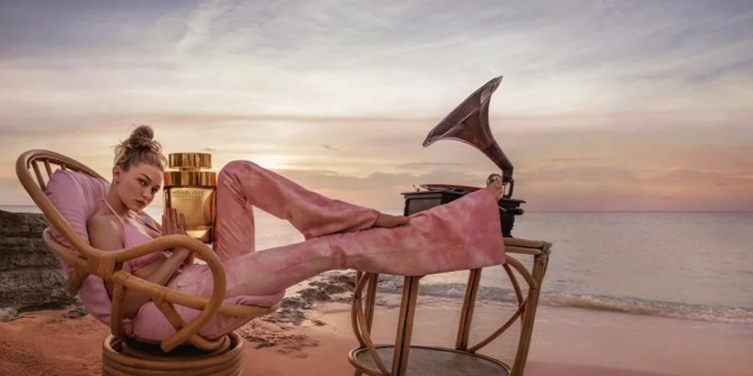 Η Gigi Hadid μάς συστήνει τα αγαπημένα της αρώματα