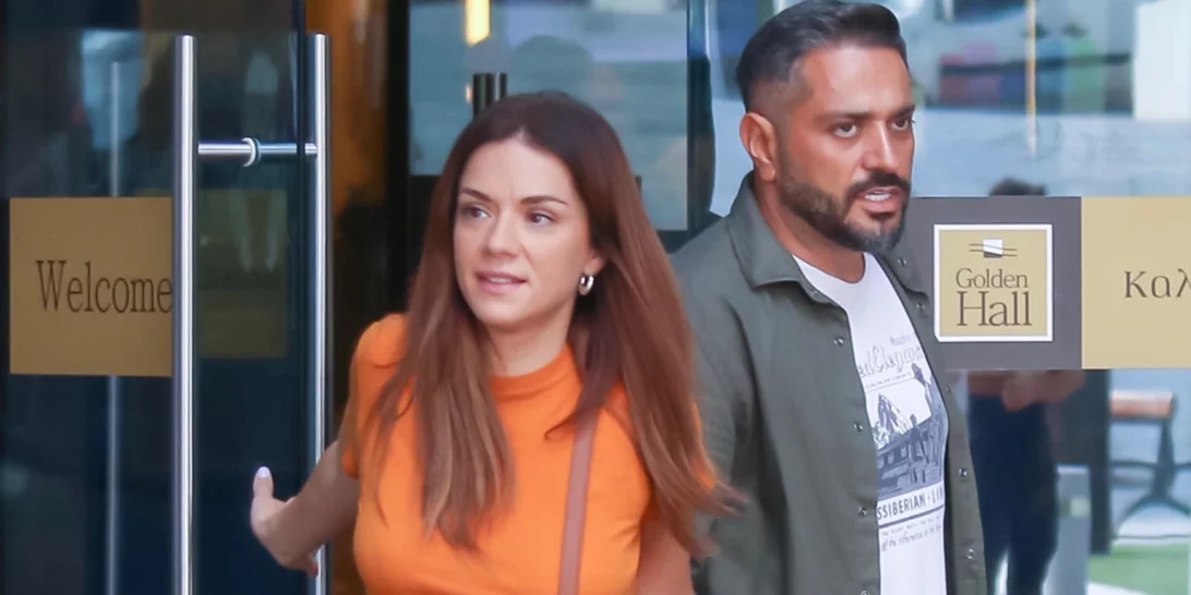 Βόλτα για ψώνια | Δες τι φόρεσε η Βάσω Λασκαράκη σε έξοδο με τον σύζυγό της