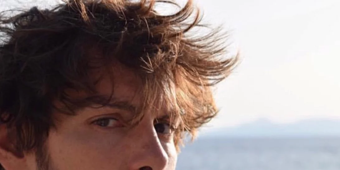 Φωτογραφίες του Κωνσταντή από τις «Άγριες Μέλισσες» και η ξανθιά κυρία της τηλεόρασης με την οποία υπήρξαν φήμες πως είναι ζευγάρι