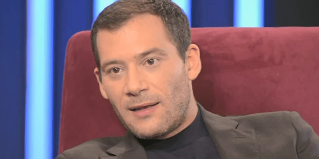 O Αντίνοος Αλμπάνης αντιδράει στη διαγραφή της γυμνής του φωτογραφία από τα social media