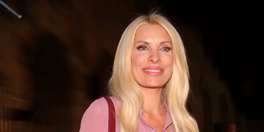 Ελένη Μενεγάκη | Ήταν πιο εντυπωσιακή απ΄όσο μπορείς να φανταστείς στη ροζ φωταγώγηση του Ηρωδείου (pics)