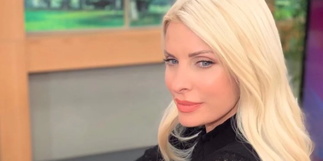 Ελένη Μενεγάκη | Το φόρεμα που την έκανε να φαίνεται ακόμη πιο ψηλή και αδύνατη (pics)