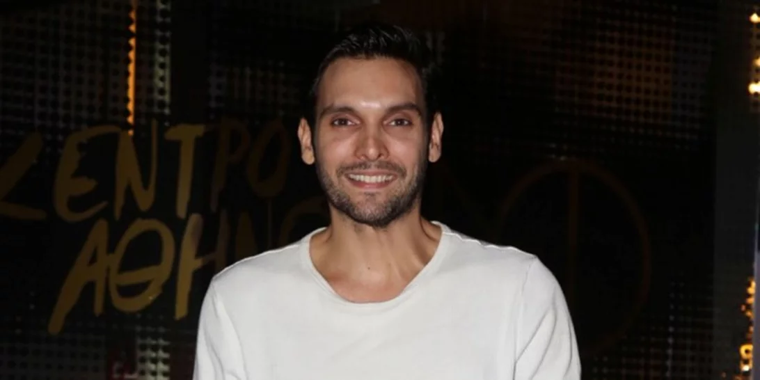 Ιωάννης Αθανασόπουλος | Δες τι φόρεσε σε βραδινή του έξοδο ο ηθοποιός από τις «Άγριες Μέλισσες»