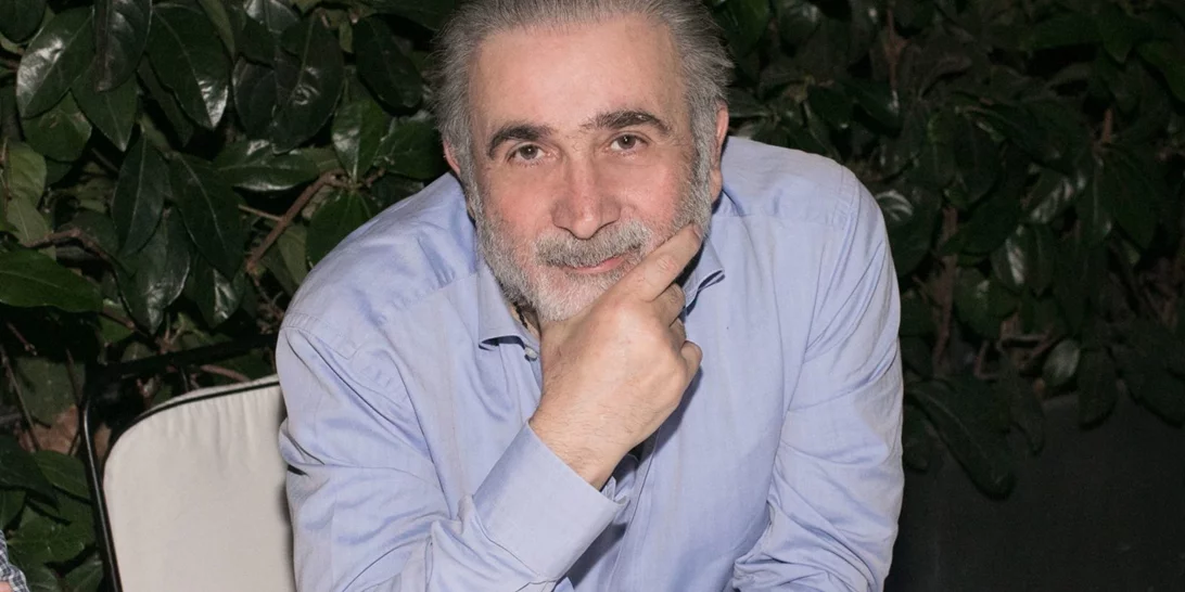 Ο Λάκης Λαζόπουλός ποζάρει αγκαλιά με την κούκλα κόρη της Πάολα, Παολίνα