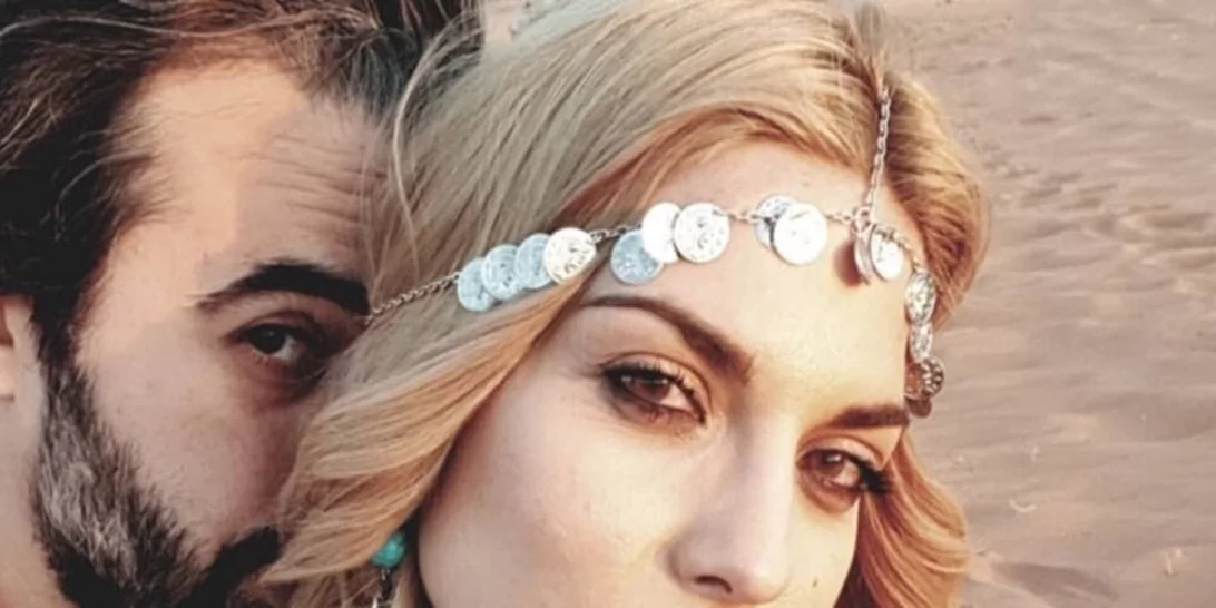 Μαντώ Γαστεράτου | Ποζάρει μπροστά από το χριστουγεννιάτικο δέντρο λίγο πριν γεννήσει