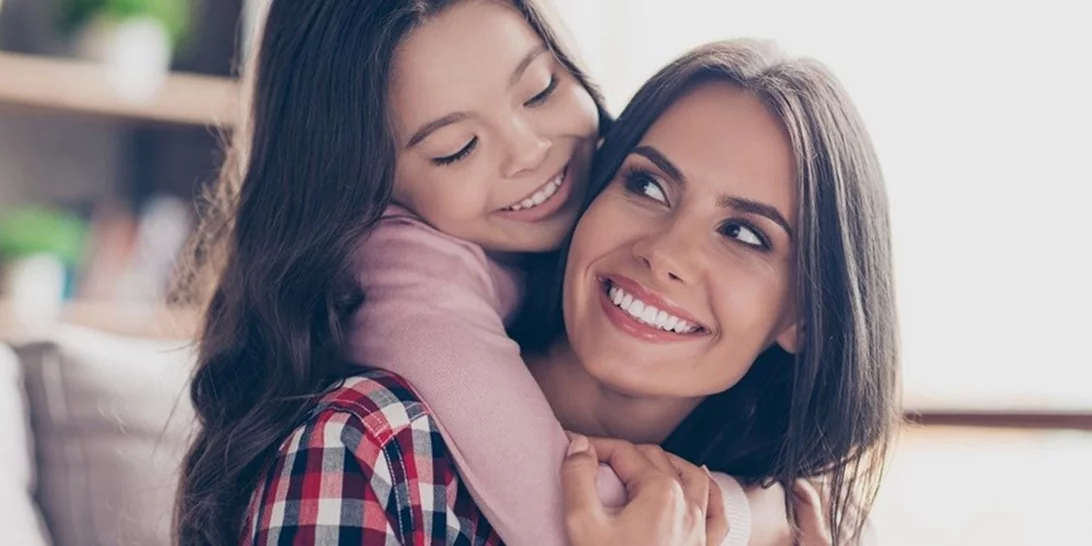 Το παιδί κολλάει πάνω μας όχι για να γεμίσει εκείνο, αλλά για να μας δείξει την αγάπη του