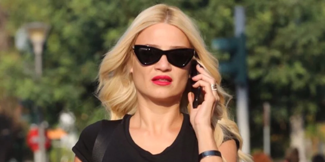 Φαίη Σκορδά | Δες το τέλειο outfit που φόρεσε στη βόλτα της στη Γλυφάδα (pics)