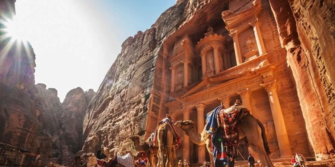 12 γεμάτοι ήλιο προορισμοί για κάθε μήνα του έτους