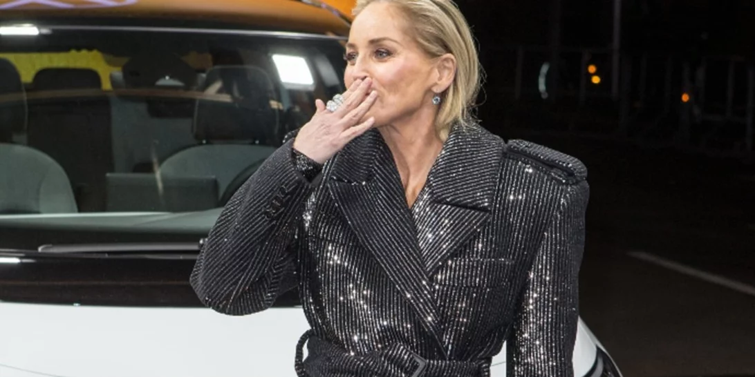 H Sharon Stone είναι fashion icon στα 61 της και το αποδεικνύει με τις εμφανίσεις της