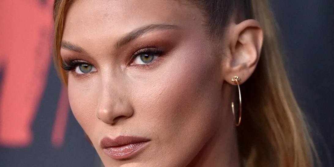 Η Bella Hadid είναι αγνώριστη με μία gothic περούκα κατά τη διάρκεια της Εβδομάδας Μόδας του Παρισιού