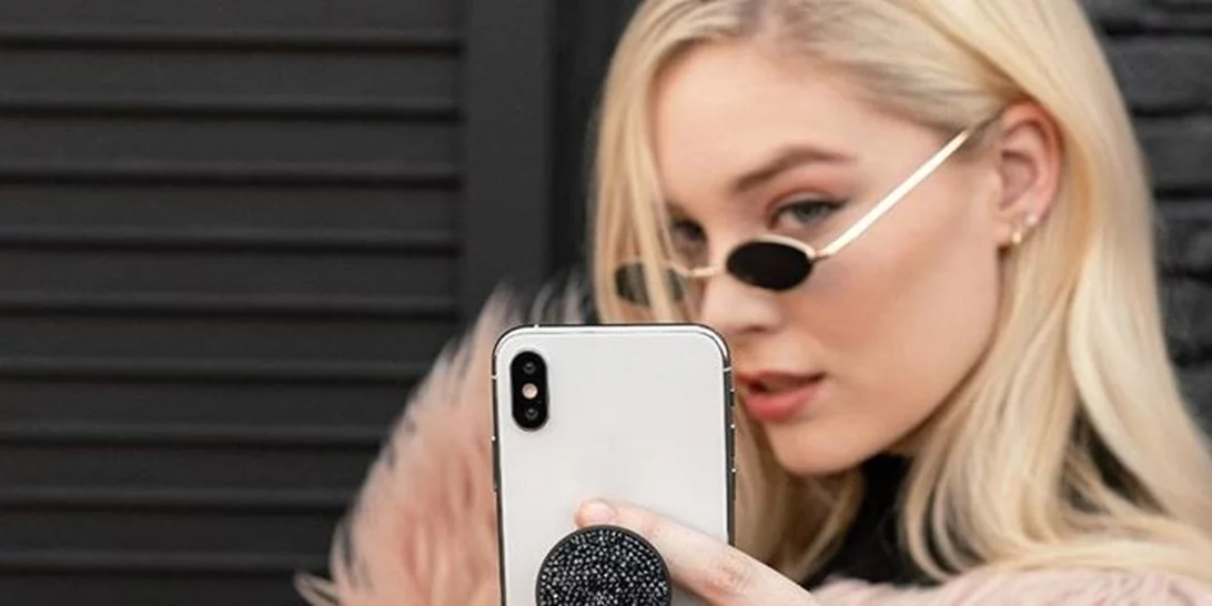 Beauty must have | Το δικό σου phone grip ενυδατώνει τα χείλη;