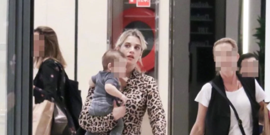 Τζένη Θεωνά | Βόλτα για ψώνια με τον επτά μηνών γιο της