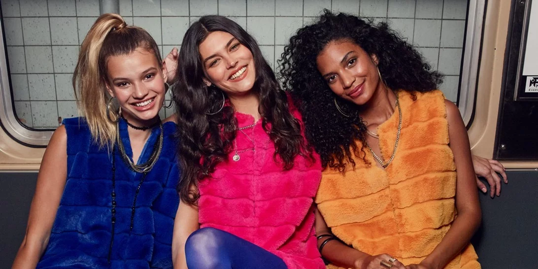 Festive looks | Πώς να φορέσεις pop χρώματα, στρας και παγιέτες με στυλ