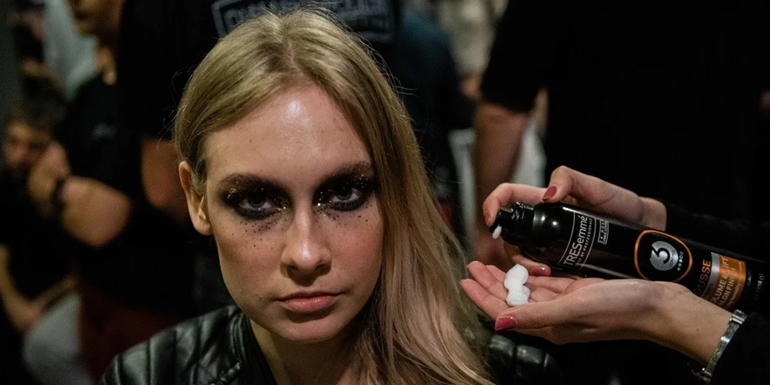 Μάθαμε το μυστικό των hairstylists στην Εβδομάδα Μόδας της Νέας Υόρκης για τέλεια μαλλιά και είναι πιο απλό απ' ό,τι νομίζεις