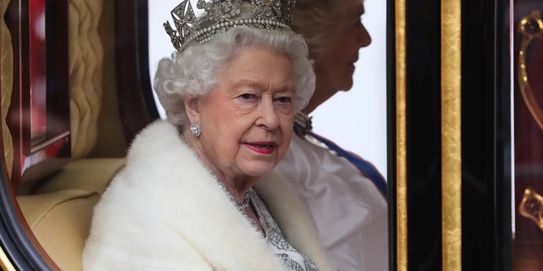 Η βασίλισσα Ελισάβετ ζυγίζει τους καλεσμένους της κατά τη διάρκεια του χριστουγεννιάτικου ρεβεγιόν