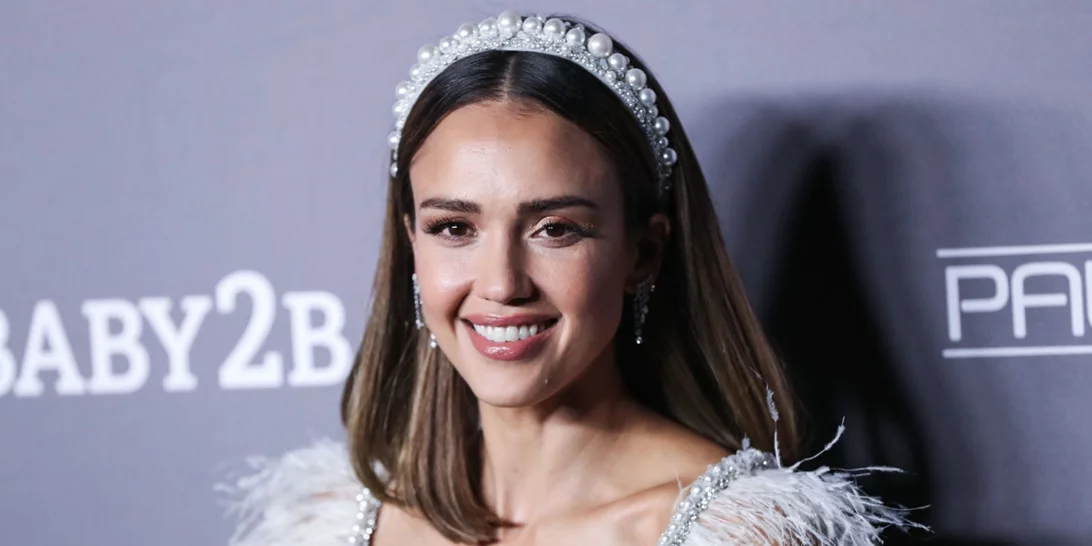 Jessica Alba | Το αξεσουάρ που απογείωσε την εμφάνισή της είναι το must του φθινοπώρου
