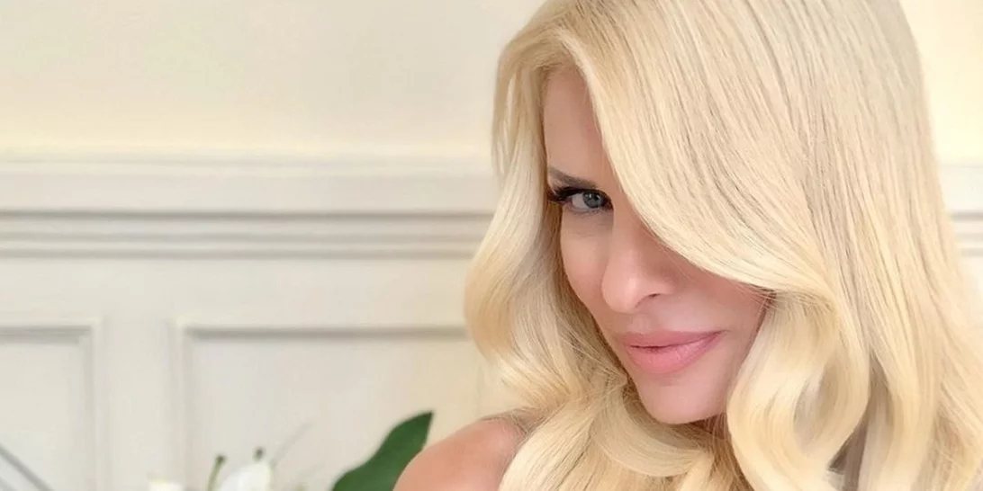 Μάθαμε το μυστικό πίσω από τα λαμπερά ξανθά μαλλιά της Ελένης Μενεγάκη