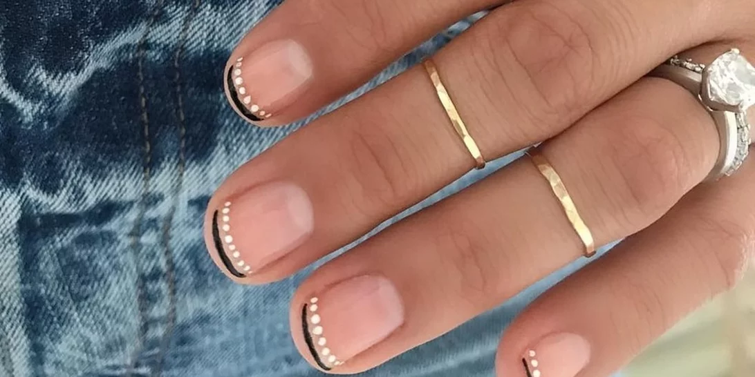 French Moon | Η dark εκδοχή του γαλλικού μανικιούρ που θα λατρέψεις