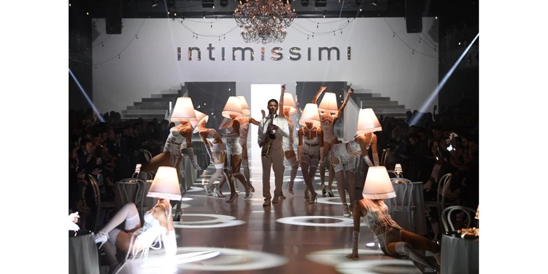 Μέσα στο «Λευκό Καμπαρέ» της Intimissimi