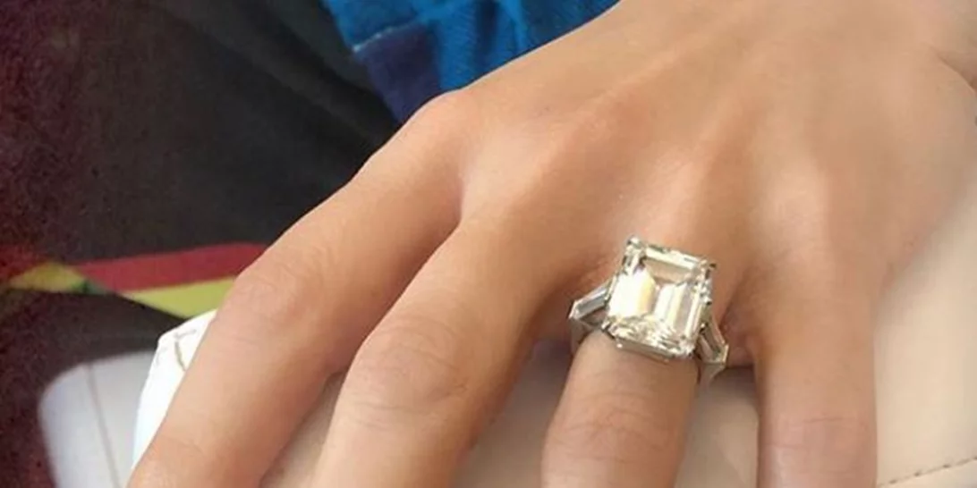 Το Hollywood κάνει ήδη το μανικιούρ που θα φοράμε στις γιορτές