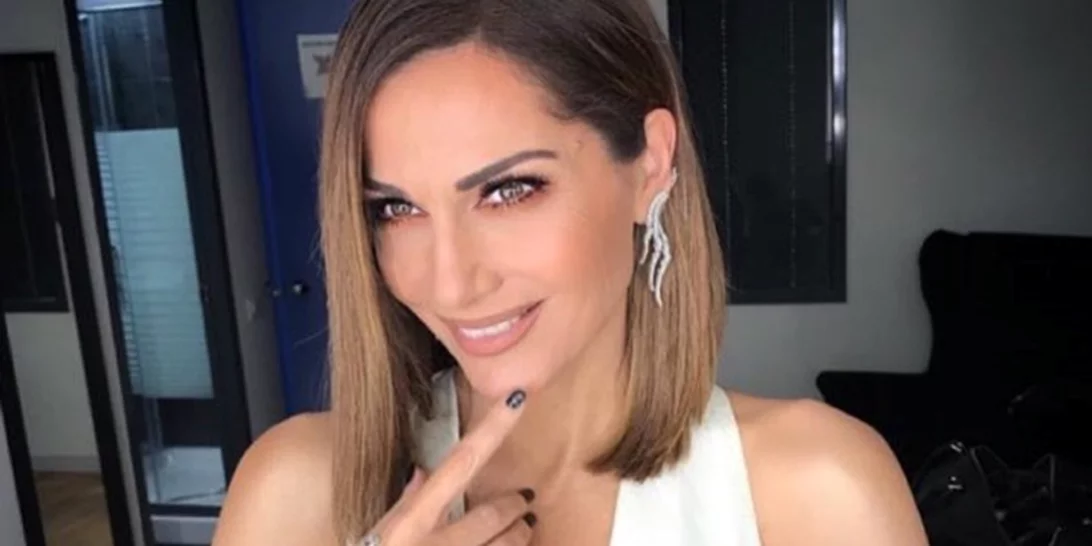 Δέσποινα Βανδή | «Στα λευκά» στο έβδομο live του Χ-Factor - Το εντυπωσιακό φόρεμα που προκάλεσε συζητήσεις