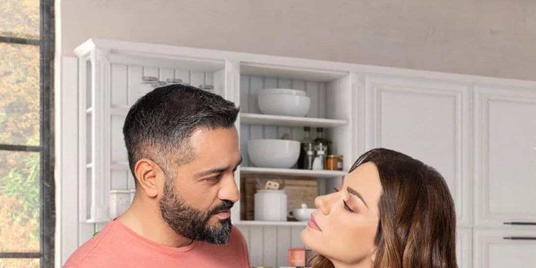 «Έξοδος» στο σπίτι | Το look της Βάσως Λασκαράκη για να δειπνήσει με τον σύζυγό της, Λευτέρη Σουλτάτο