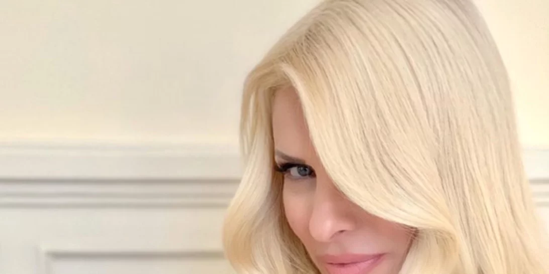 Ελένη Μενεγάκη | Το φόρεμα αλά Brigitte Bardot που τόνισε το μπούστο της