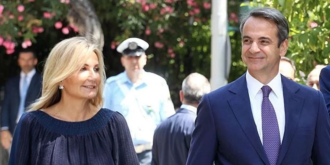 Μαρέβα Γκραμπόφσκι – Μητσοτάκη | Δες πώς φόρεσε το κλασικό μαύρο φόρεμα