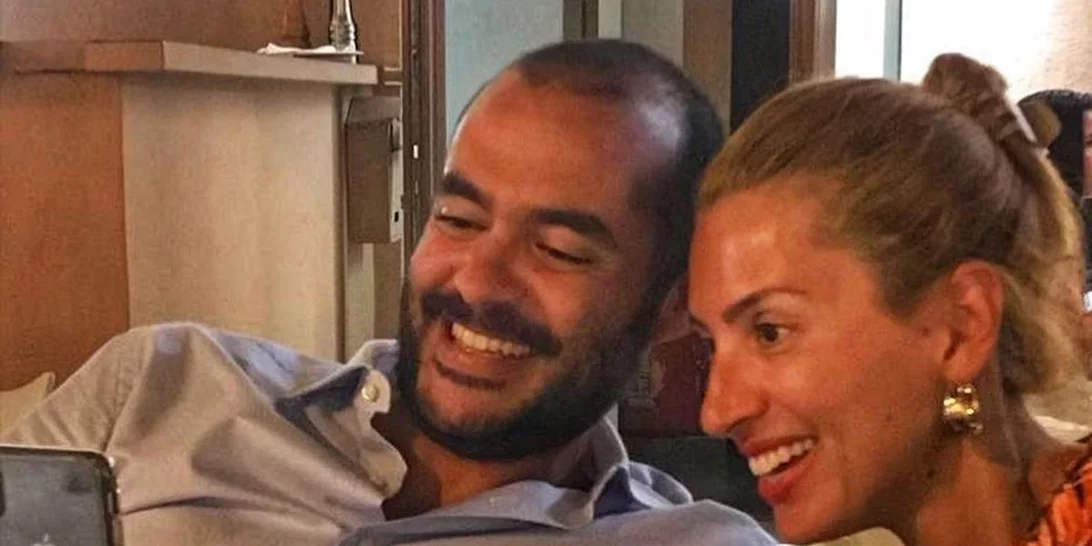 Μαρία Ηλιάκη - Στέλιος Μανουσάκης | Δες το στολισμένο σπίτι τους στη Ζυρίχη και τα κόκκινα τριαντάφυλλα που της προσέφερε