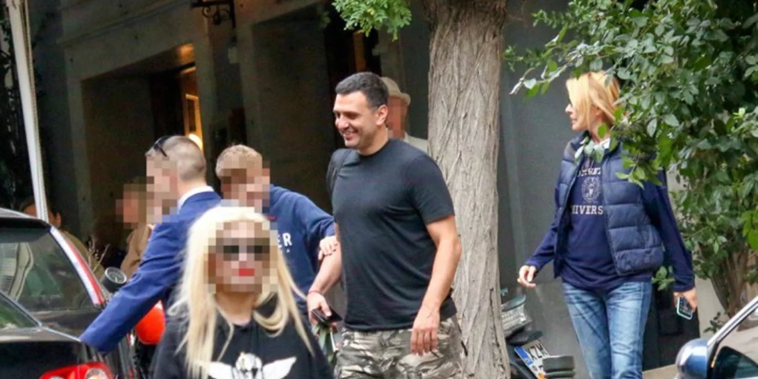 Τζένη Μπαλατσινού | Δες τι φόρεσε στην βόλτα με τον σύζυγό της και τον γιο της