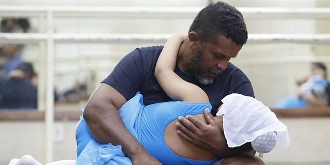 Μπαμπάς χορεύει μπαλέτο με τις αυτιστικές κόρες του