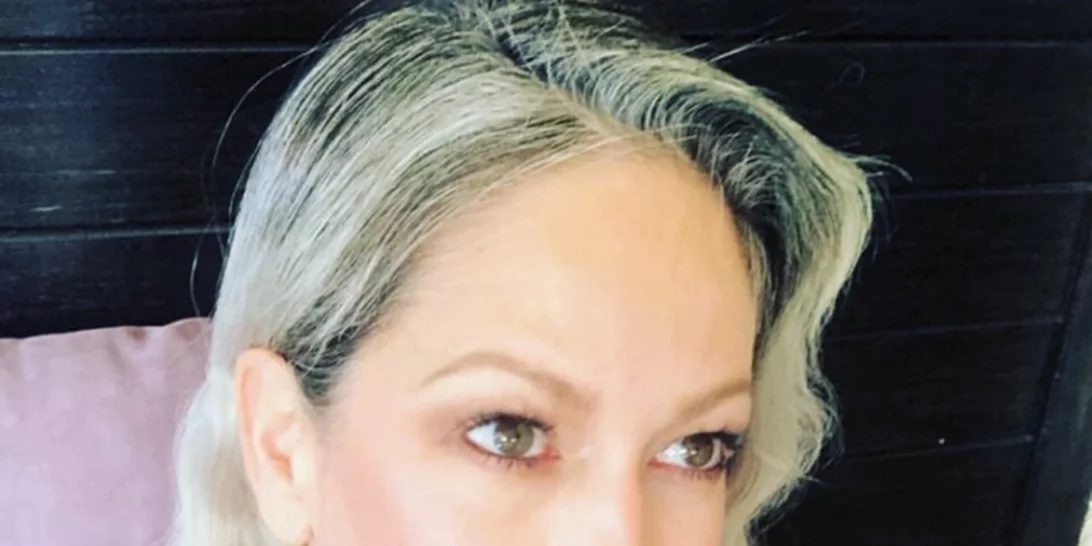 «Ναι» στο φυσικό, τέλος στη βαφή | Η Ρέα Τουτουνζή αφήνει λευκά τα μαλλιά της και πρέπει να δεις το αποτέλεσμα