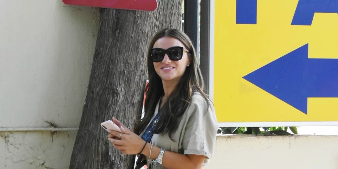 Ελένη Τσολάκη | Φωτογραφίζεται μπροστά από το χριστουγεννιάτικο δέντρο και στέλνει το δικό της μήνυμα