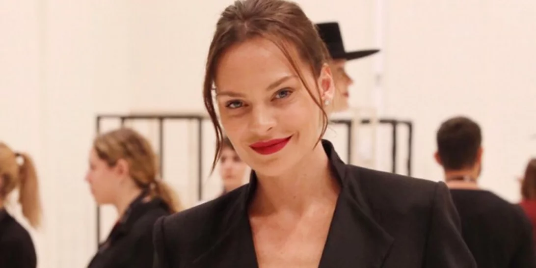 Υβόννη Μπόσνιακ | Tο πρώτο της fashion show στην AXDW και τι φόρεσαν οι celebrities για να την τιμήσουν