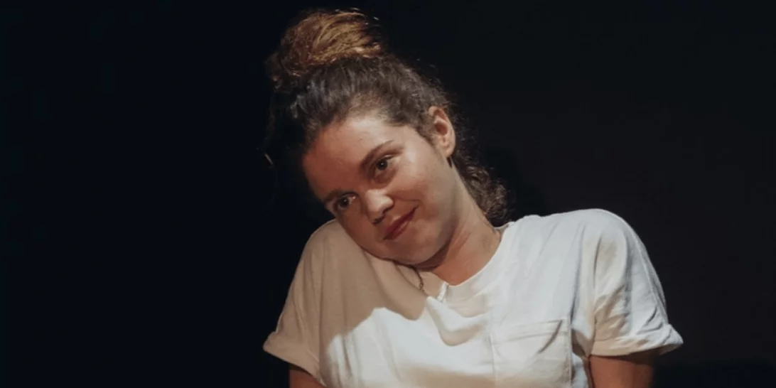 Η Λίλα Μπακλέση μιλάει για τη διαδικασία της ενηλικίωσης, την ομορφιά μέσα μας και τη θέση μας ως πολίτες σήμερα