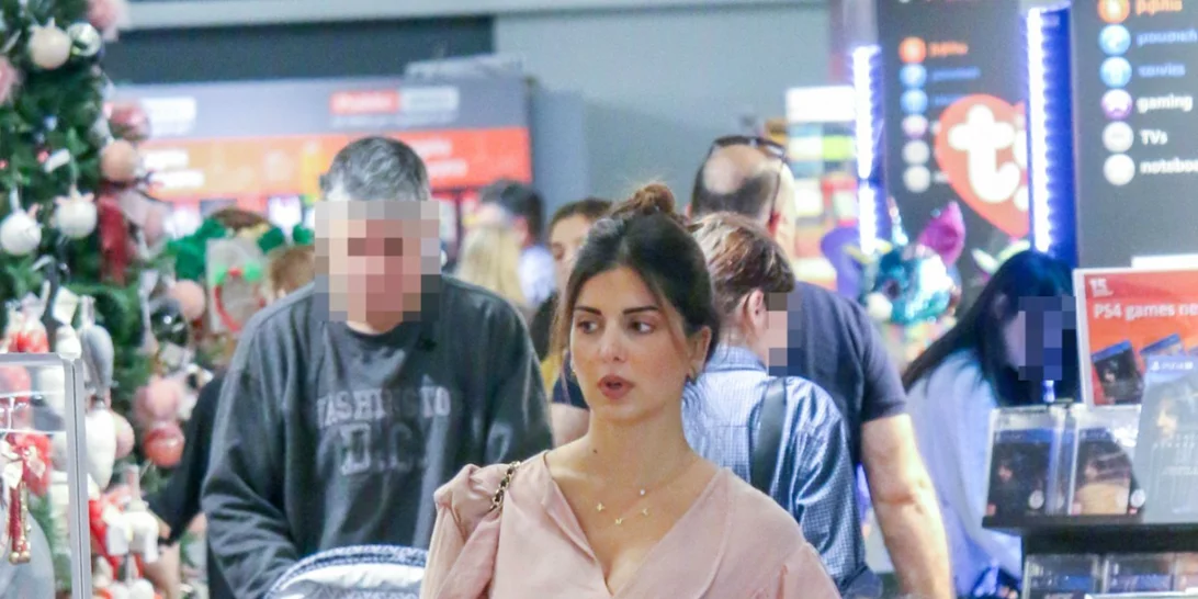 Σταματίνα Τσιμτσιλή | Δες τη με ελάχιστο μακιγιάζ να κάνει βόλτα με τις κόρες της