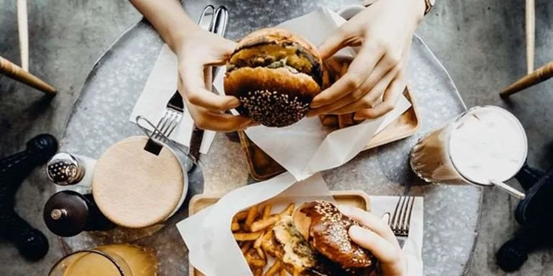 6 διατροφικές συμβουλές για να μην παίρνεις κιλά τρώγοντας έξω