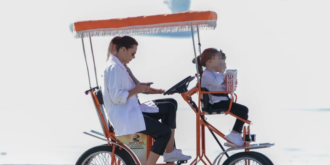 Υβόννη Μπόσνιακ | Χαλαρή βόλτα με την κόρη της στην παραλία της Θεσσαλονίκης!