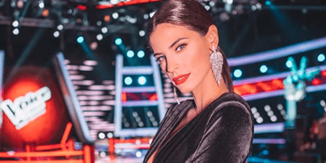 Black Velvet | Η Χριστίνα Μπόμπα φόρεσε μία υπέροχη βελούδινη δημιουργία στο «The Voice»