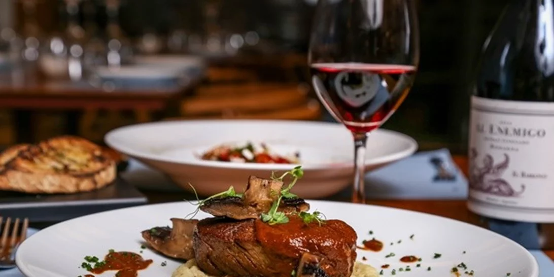 Βρήκαμε που θα δοκιμάσεις πληθωρικά πιάτα συνδυασμένα με διαλεγμένα κρασιά