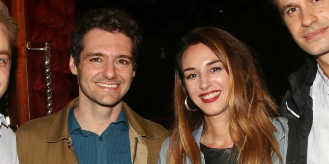 Βίκυ Παπαδοπούλου - Θάνος Τοκάκης | Ποζάρουν μαζί μπροστά από το χριστουγεννιάτικο δέντρο τους