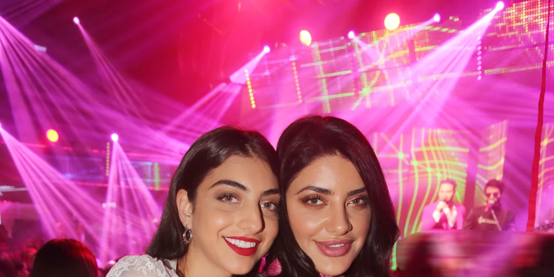 Ειρήνη Καζαριάν | Η βραδινή έξοδος με την αδερφή της και το εκκεντρικό φόρεμα