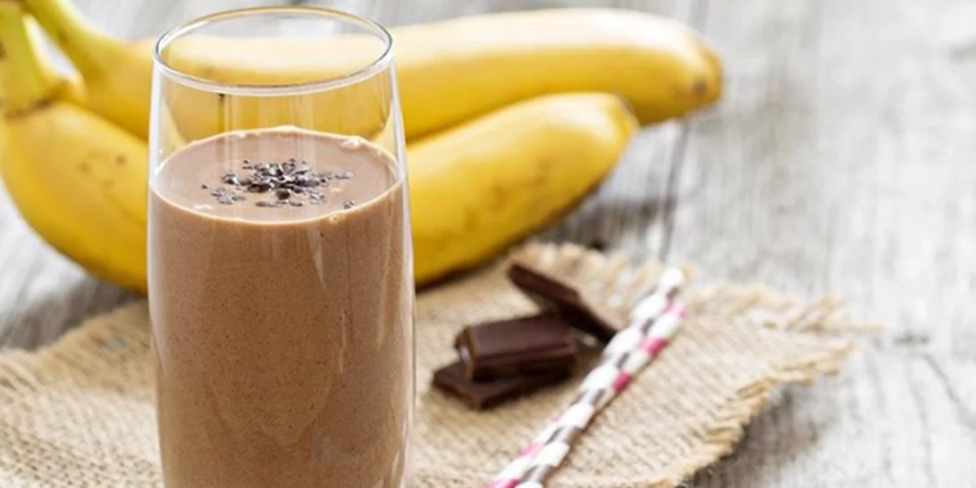 Smoothie με φυστικοβούτυρο, μπανάνα και σοκολάτα υγείας