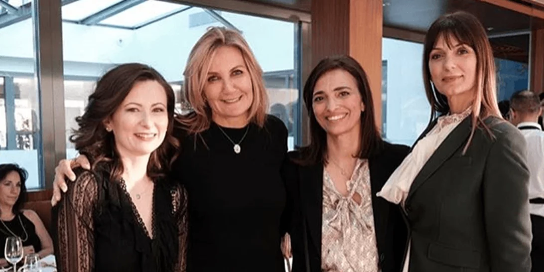 Christmas lunch | Οι φωτογραφίες από το γιορτινό κάλεσμα στις συζύγους των βουλευτών της ΝΔ