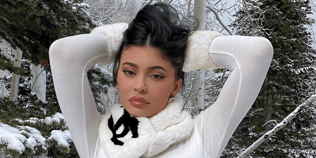 H Kylie Jenner βρίσκεται στο βουνό και ποζάρει με τα πανάκριβα ski outfits της