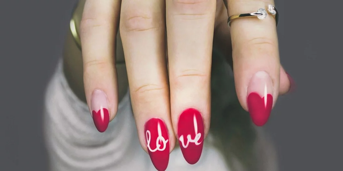 Έσπασε το νύχι σου πριν το ρεβεγιόν; Μην πανικοβάλεσαι! Ξέρουμε πώς να το φτιάξεις μόνη σου σε 5'!