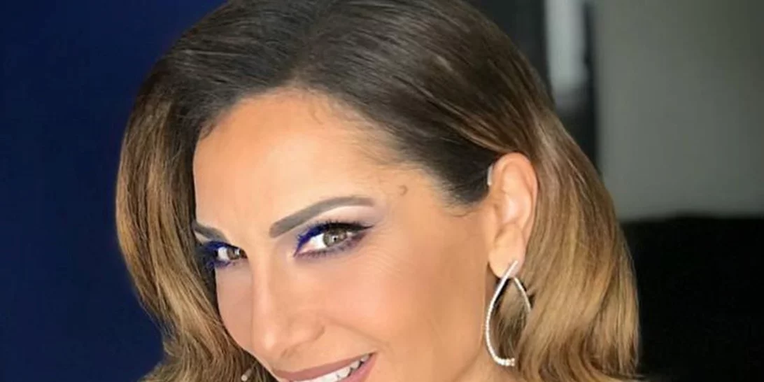 Η Δέσποινα Βανδή απαρνείται το κοντό καρέ και αλλάζει στυλ μαλλιών